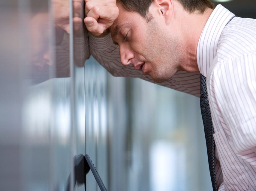 frustrated-man-with-head-leaning-on-glass-wall-2026-03-26-03-35-41-utc – grande frustrated-man-with-head-leaning-on-glass-wall-2026-03-26-03-35-41-utc – grande